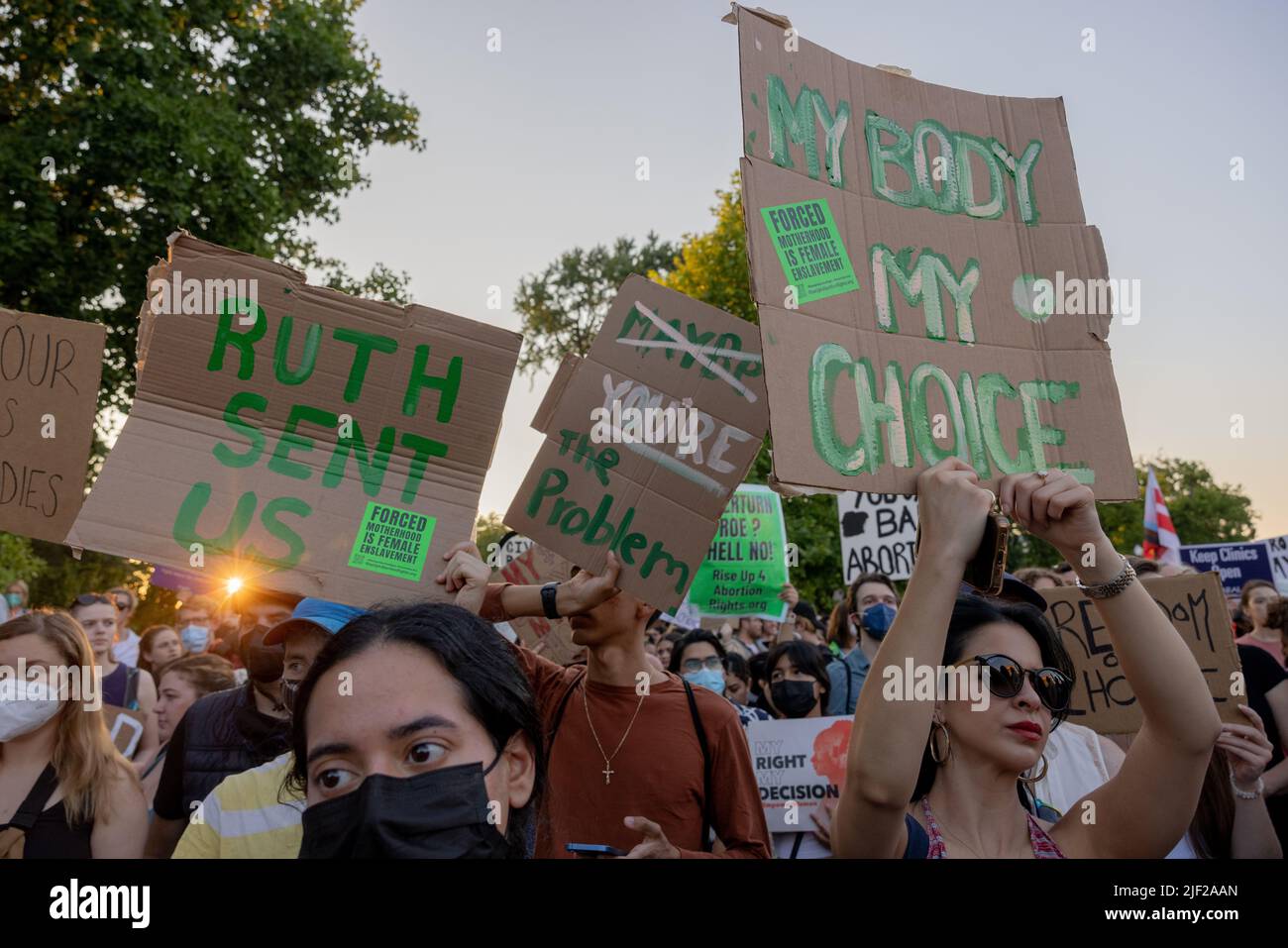 WASHINGTON, D.C. – 24 giugno 2022: I manifestanti dei diritti di aborto si radunano presso la Corte Suprema degli Stati Uniti. Foto Stock