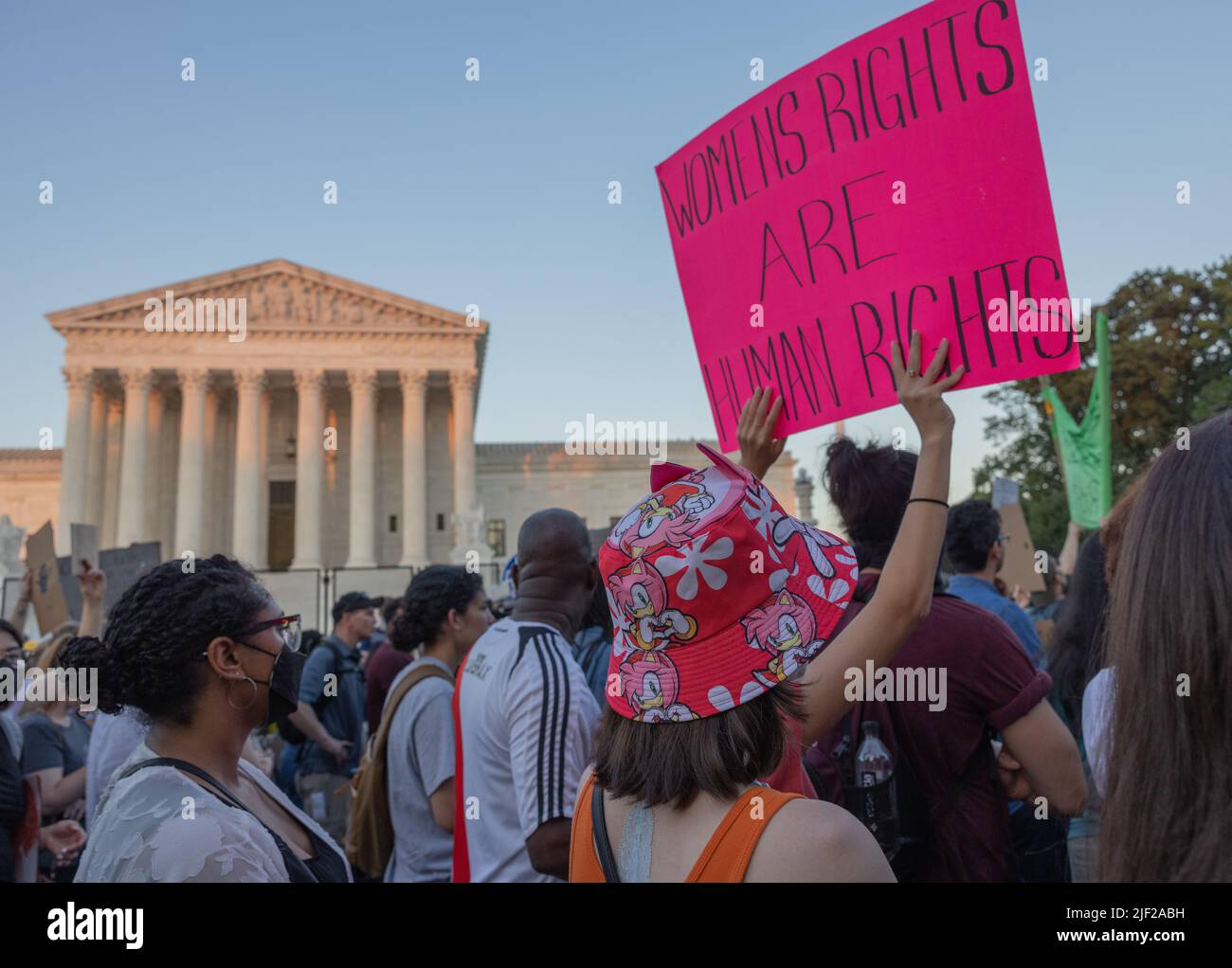 WASHINGTON, D.C. – 24 giugno 2022: I manifestanti dei diritti di aborto si radunano presso la Corte Suprema degli Stati Uniti. Foto Stock