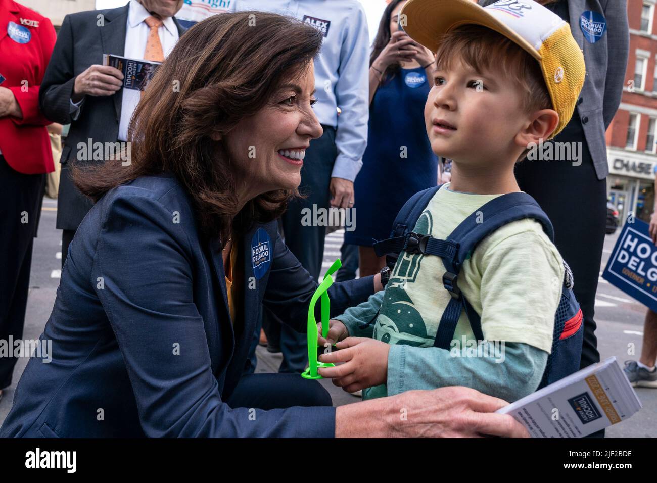 New York, NY - 28 giugno 2022: Il governatore Kathy Hochul saluta 3 Walter Moses Mologoko di cui la madre è Ucraina durante la campagna di arresto su un angolo di 2nd Avenue e 86th strada Foto Stock