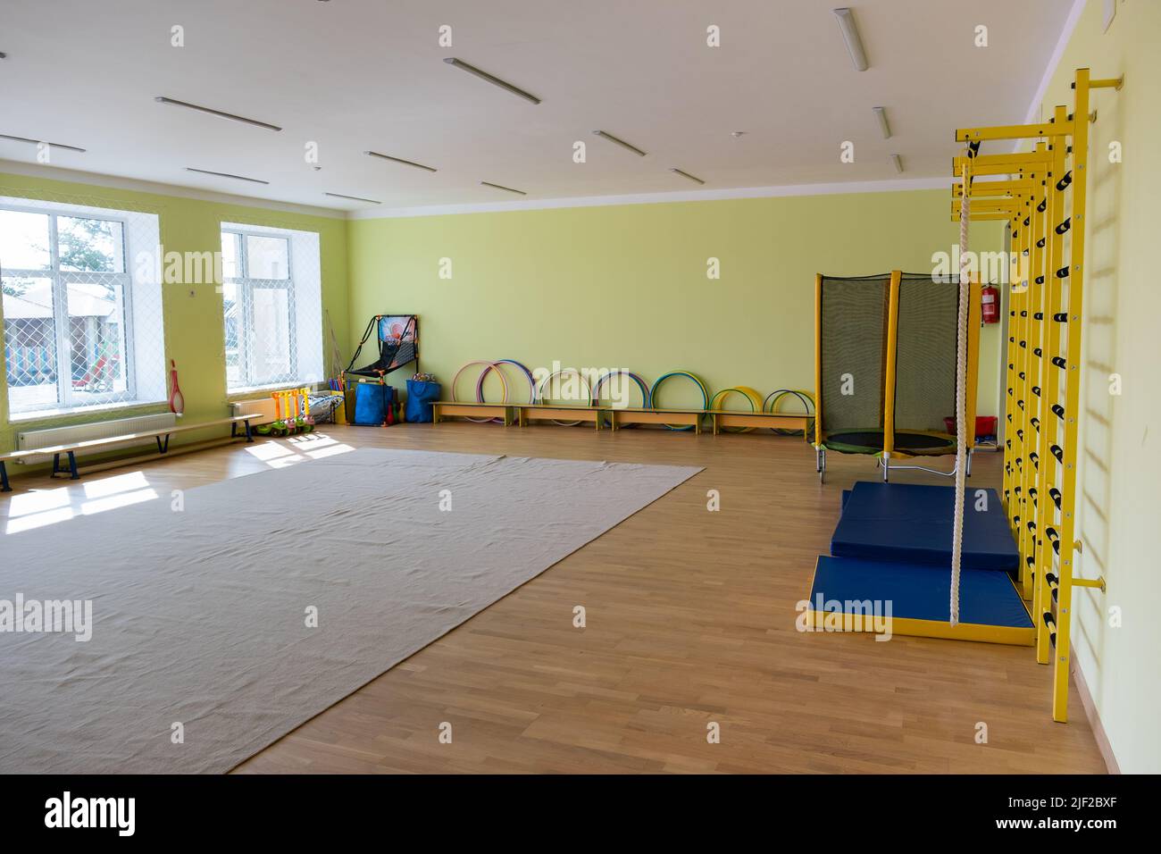 Lardge Scuola elementare vuota o asilo moderna sala palestra con attrezzature sportive e ricreative. Foto Stock