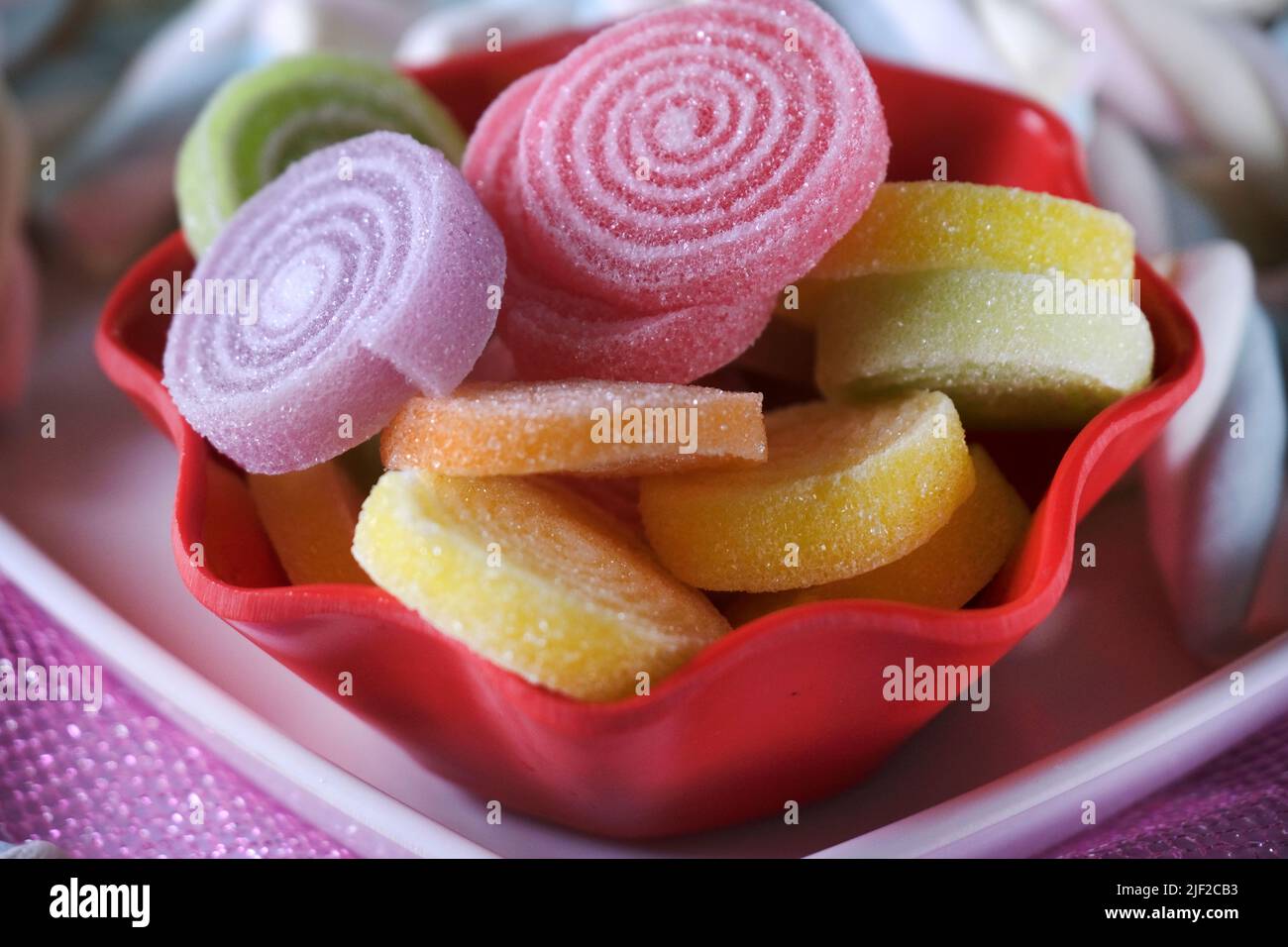 Sapore di FRUTTA multicolore marshmallows soffici, marshmallows gustosi e colorati. Foto Stock