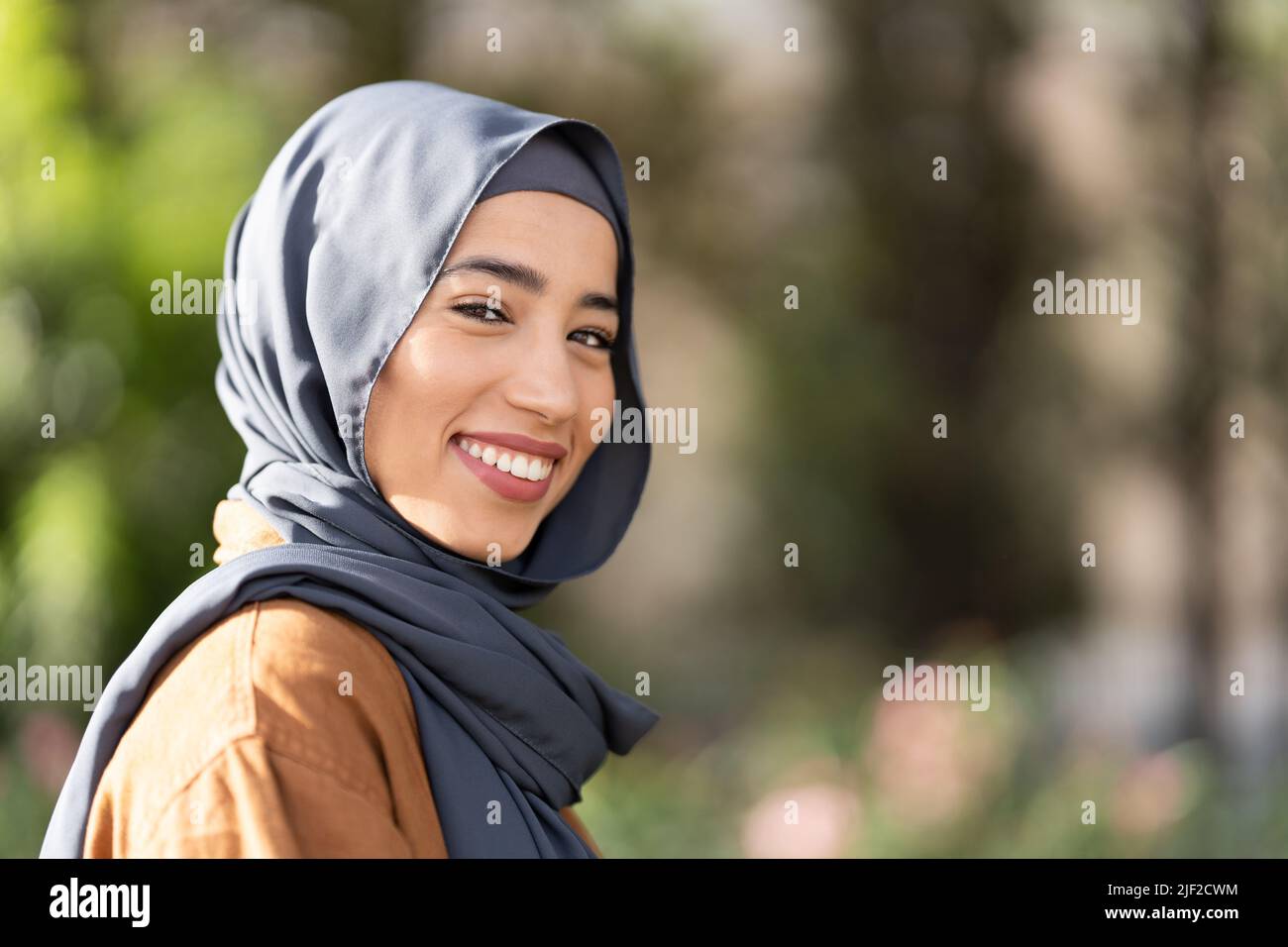 Ritratto con spazio copia di una donna musulmana sorridente all'aperto Foto Stock