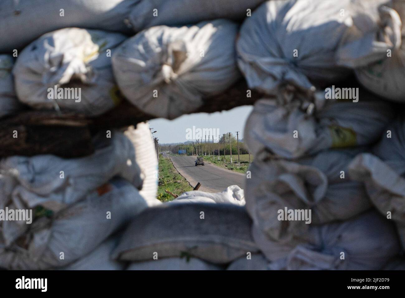 Huliaipole, Regione Zaporizhzhia, Ucraina. 7th maggio 2022. I sacchi di sabbia impilati sono visti al checkpoint. I soldati militari ucraini hanno la loro base in un checkpoint vicino Huliaipole, nella regione di Zaporizhzhya. Gli attacchi di bombardamento russi si verificano di tanto in tanto nella zona. Le truppe russe stanno cercando di concentrare i loro sforzi su questo settore. Pertanto, i soldati ucraini devono essere sempre preparati al peggio. (Credit Image: © Lara Hauser/SOPA Images via ZUMA Press Wire) Foto Stock