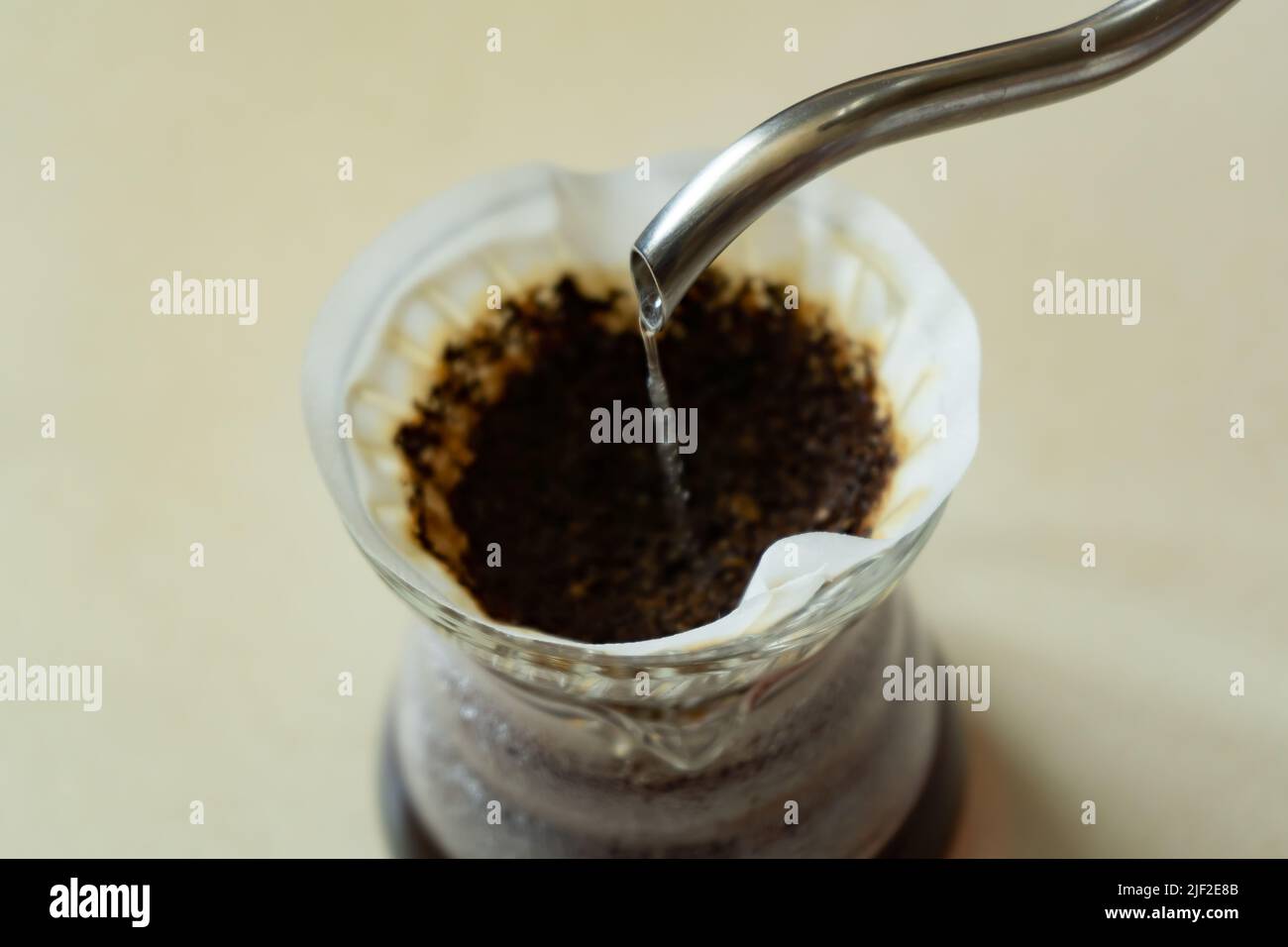 Preparazione del caffè pour-over con bollitore e caraffa Foto Stock