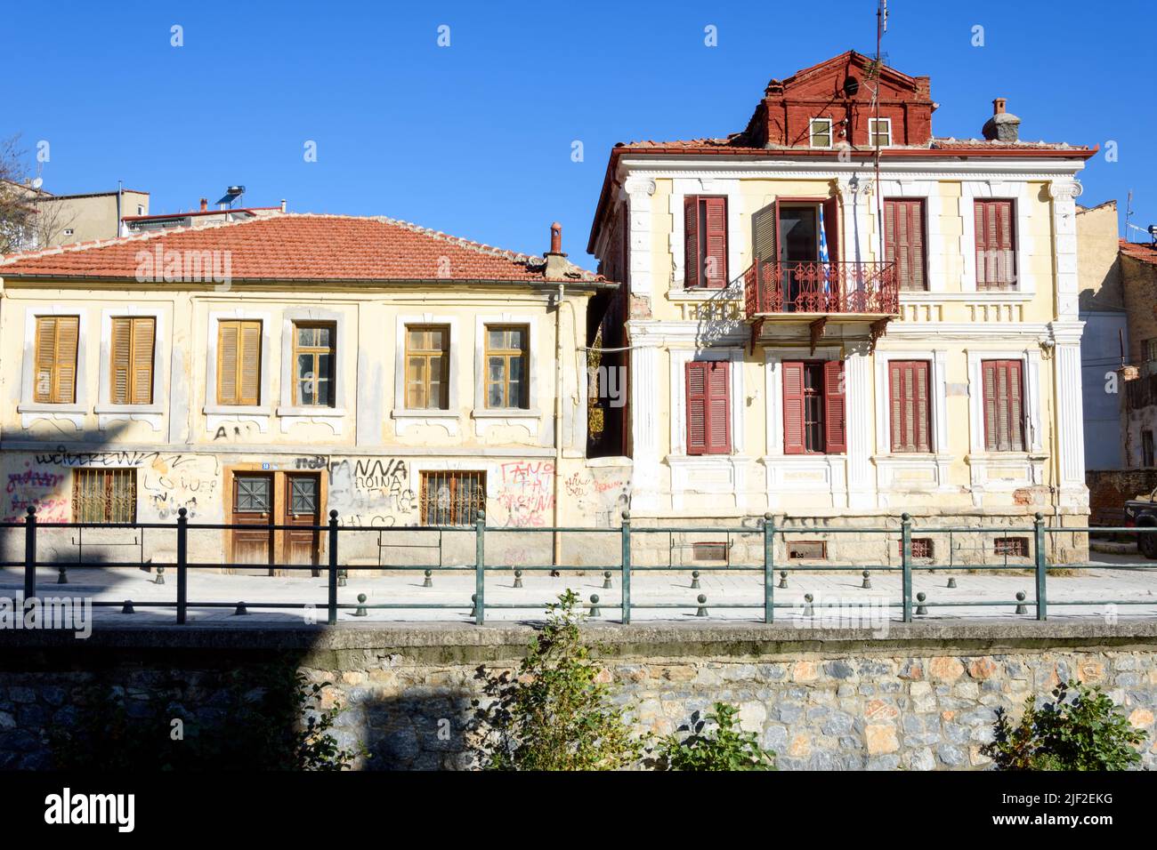 Splendidi edifici neoclassici in una famosa destinazione invernale, il centro storico di Florina, Grecia Foto Stock