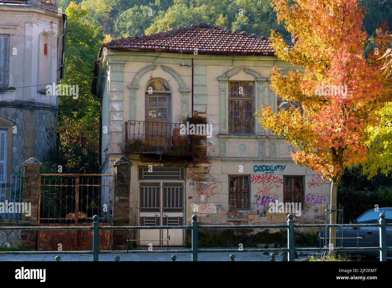 Splendidi edifici neoclassici in una famosa destinazione invernale, il centro storico di Florina, Grecia Foto Stock