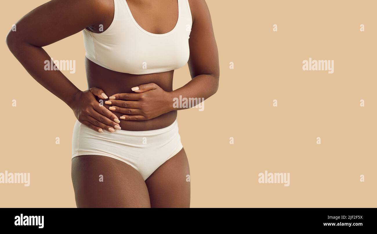 Donna nera lotta con dolore di appendicite dell'addome Foto Stock