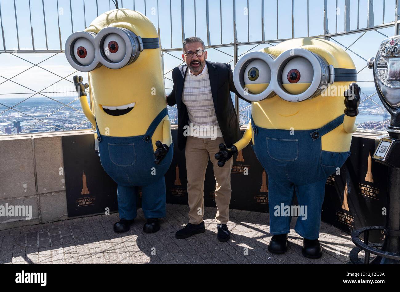 New York, New York, Stati Uniti. 28th giugno 2022. I Minions e Steve Carrell visti sulla piattaforma di osservazione durante la visita all'Empire state Building (Credit Image: © Lev Radin/Pacific Press via ZUMA Press Wire) Foto Stock