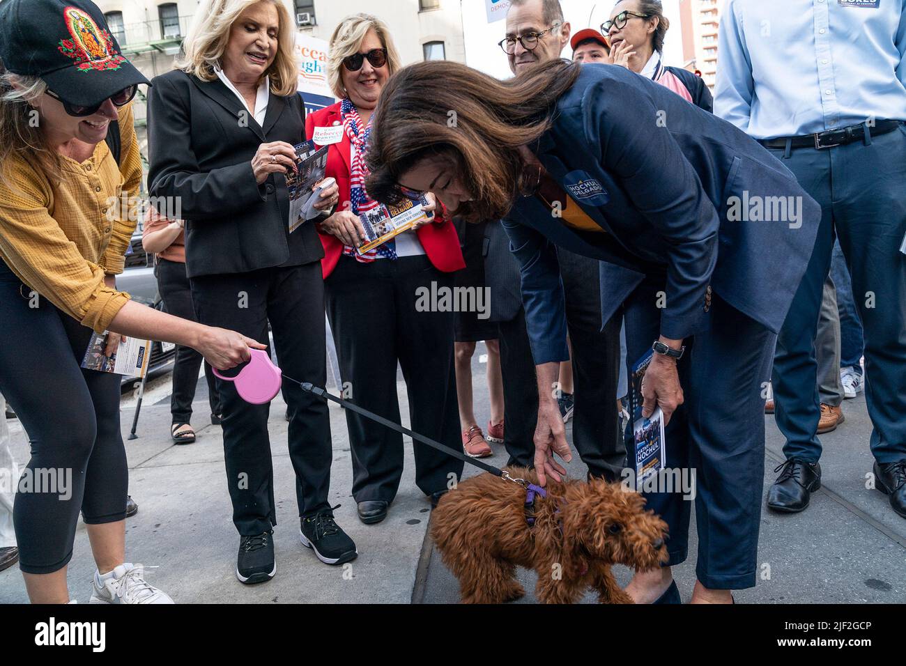 New York, New York, Stati Uniti. 28th giugno 2022. Il governatore Kathy Hochul saluta la gente durante una sosta di campagna su un angolo di 2nd Avenue e 86th Street. A lei hanno aderito membri del Congresso Jerrold Nadler e Carolyn Maloney, nonché membro dell'Assemblea Rebecca Seawright. Il governatore salutò la gente e li invitò a recarsi al seggio elettorale per votare. (Credit Image: © Lev Radin/Pacific Press via ZUMA Press Wire) Foto Stock