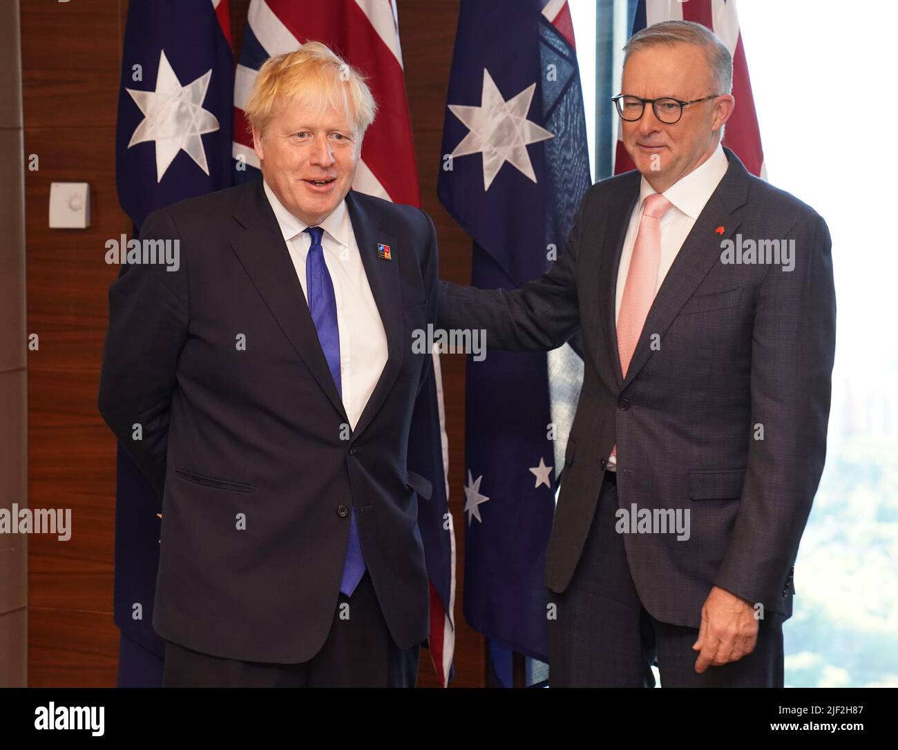 Il primo Ministro Boris Johnson incontra il primo Ministro australiano Anthony Albanese durante il vertice NATO a Madrid, Spagna. Data foto: Mercoledì 29 giugno 2022. Foto Stock