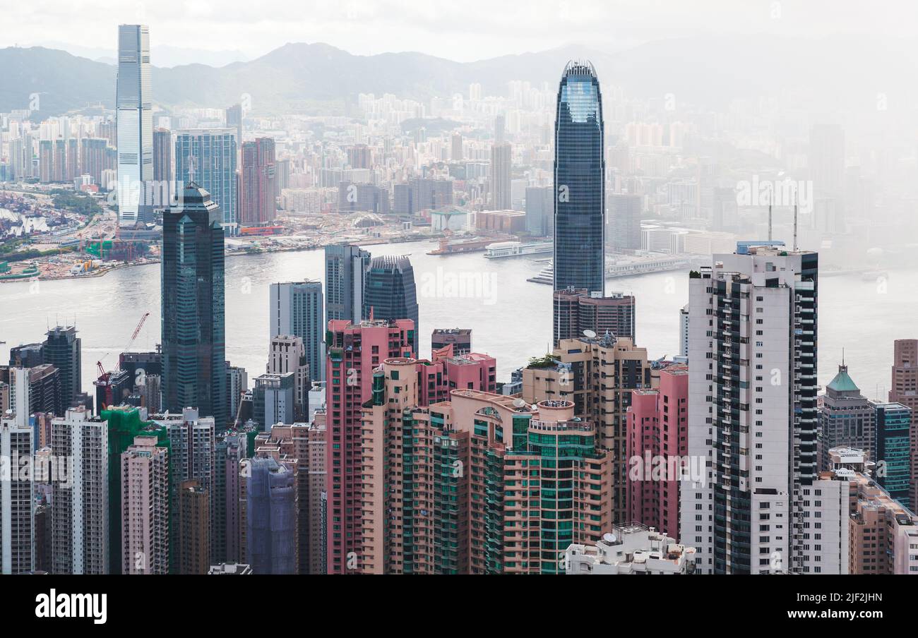 Vista aerea del quartiere centrale di Hong Kong con alti edifici di uffici Foto Stock