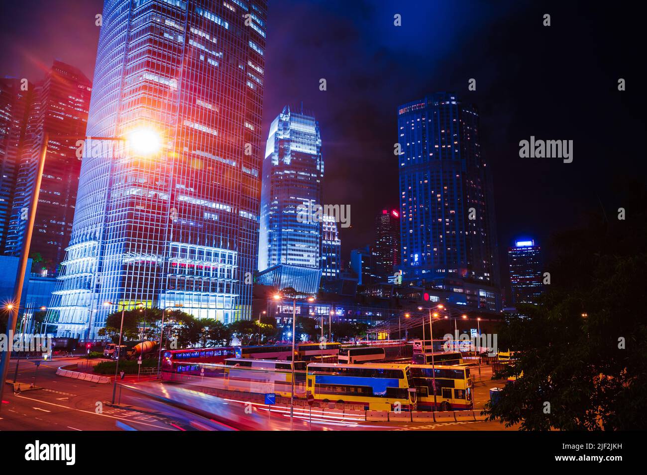 Vista notturna della città moderna con luci auto sfocate. Hong Kong, distretto centrale Foto Stock