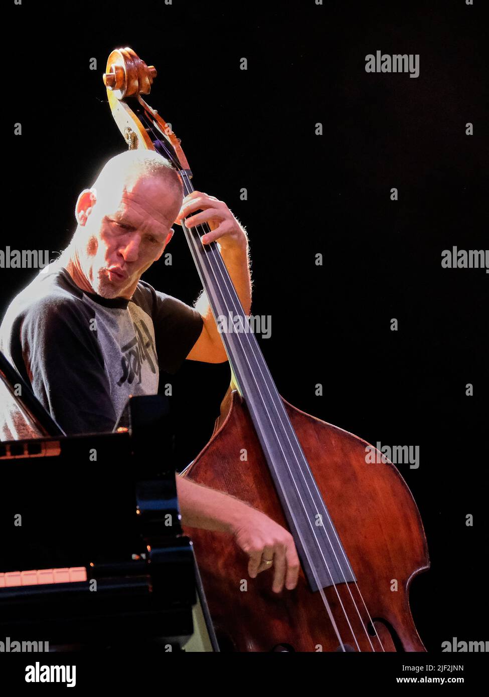 Verona, Italia. 26th giugno 2022. Avishai Cohen durante il TRIO AVISHAI COHEN, Concerto di Musica a Verona, Italia, Giugno 26 2022 Credit: Independent Photo Agency/Alamy Live News Foto Stock