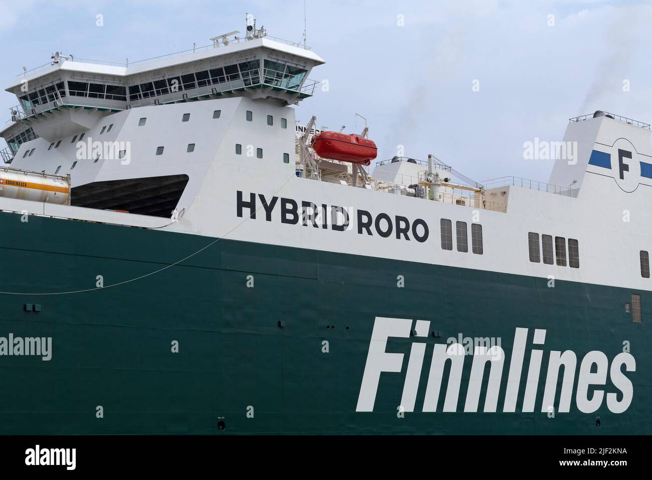 Finnlines traghetto ibrido Roro in arrivo, Travemünde, Lübeck, Schleswig-Holstein, Germania Foto Stock