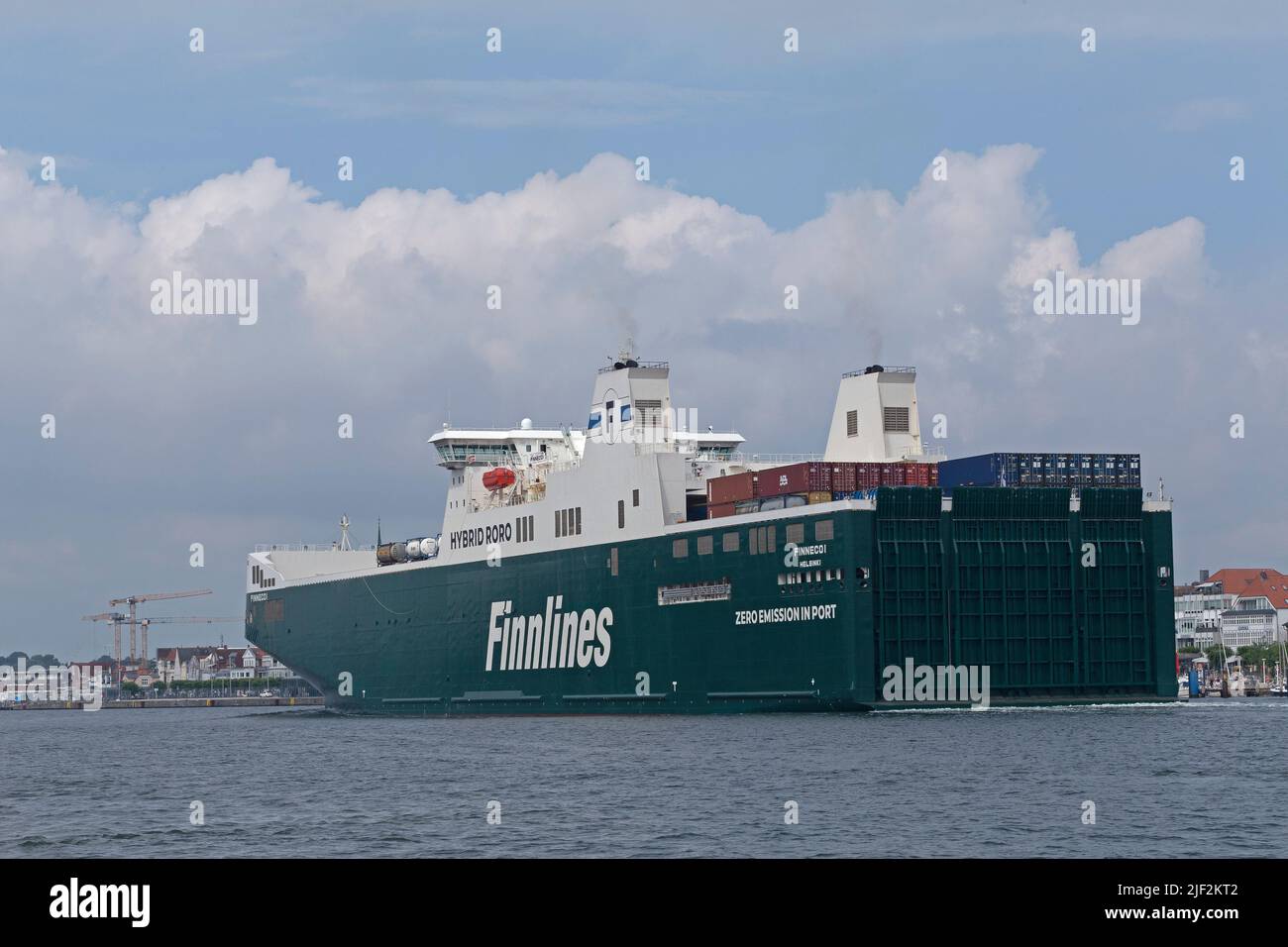 Finnlines traghetto ibrido Roro in arrivo, Travemünde, Lübeck, Schleswig-Holstein, Germania Foto Stock