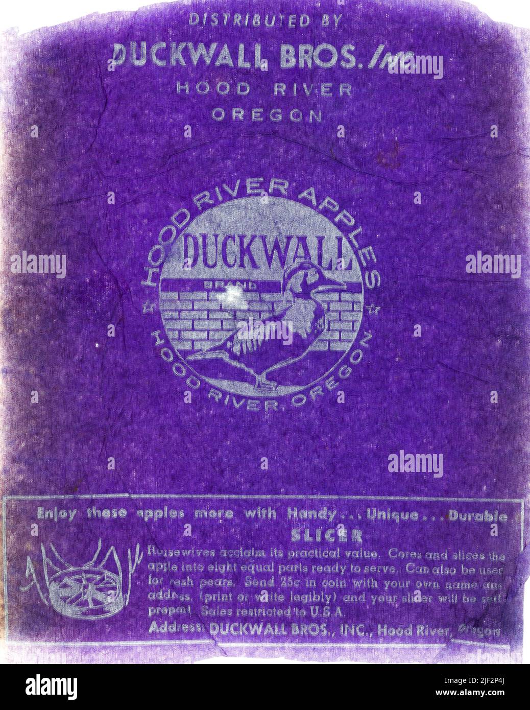 Involucro di carta di tessuto di frutta fresca, dalla metà del 1950s Inghilterra, con marchio del coltivatore. Duckwall Bros Inc, Oregon, Hood River mele. USA. Tessuto viola. Foto Stock