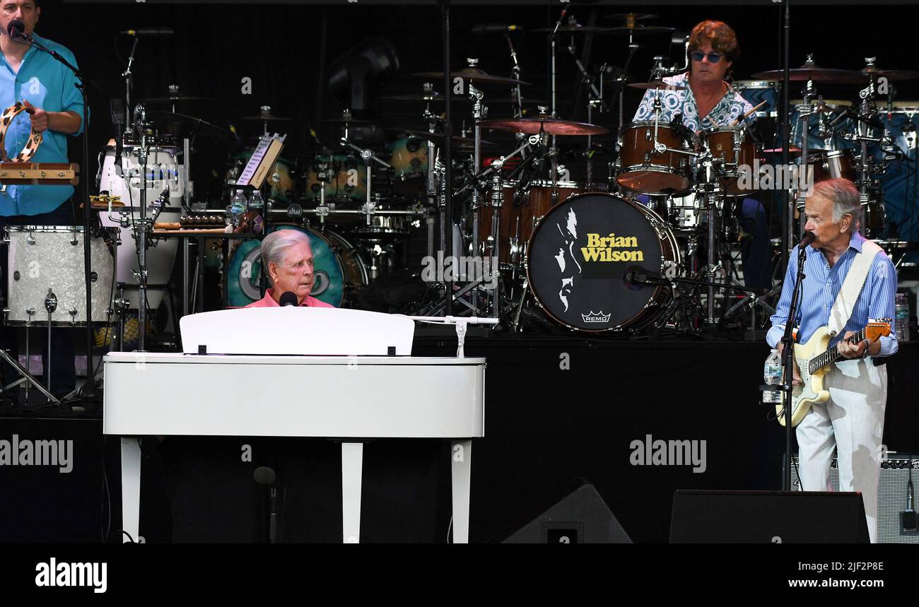 Tampa, Stati Uniti. 28th giugno 2022. I musicisti Brian Wilson (al piano) e al Jardine (a destra), membri fondatori dei Beach Boys, suonano sul palco con la loro band al MIDFLORIDA Credit Union Amphitheater di Tampa. Credit: SOPA Images Limited/Alamy Live News Foto Stock