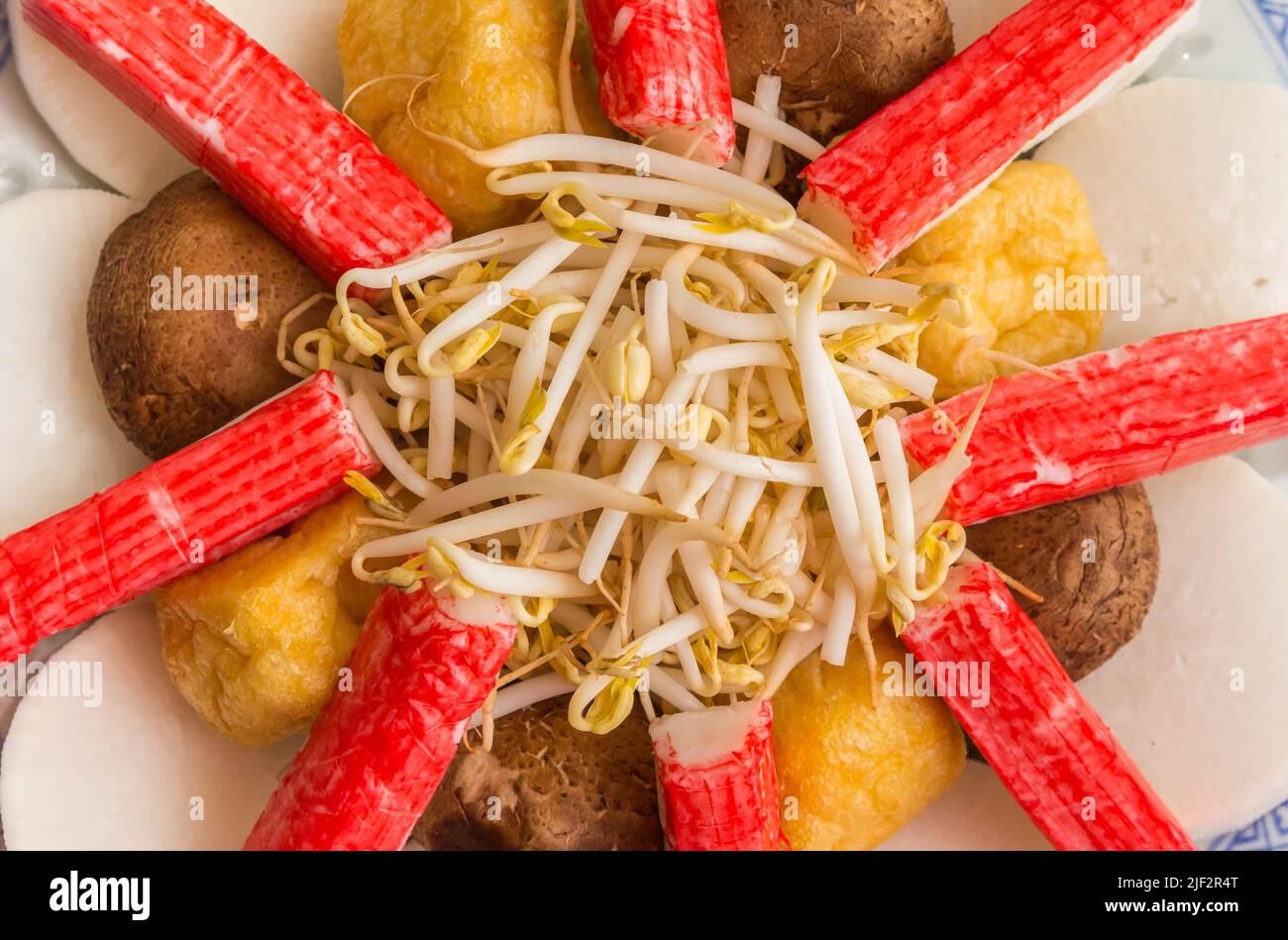 Bastoncini di surimi con tofu fritto, funghi e verdure Foto Stock