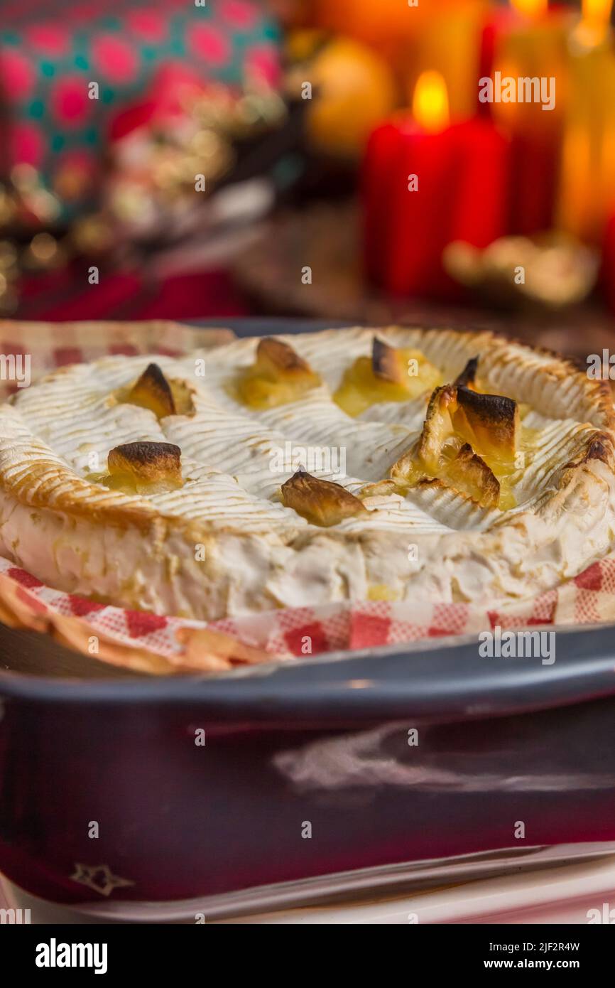 Formaggio camembert francese cotto al forno con aglio Foto Stock