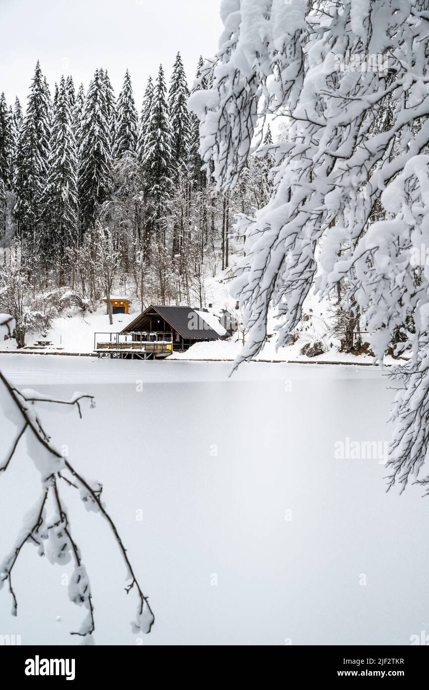 Inverno neve a Fusine. Magia del lago inferiore. Foto Stock