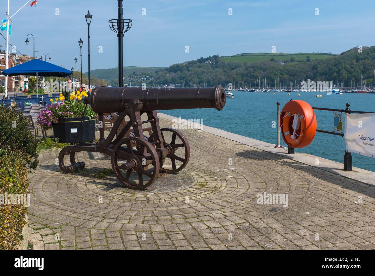 Vecchio canone sul Embankment accanto al fiume Dart a Devon città di Dartmouth Foto Stock