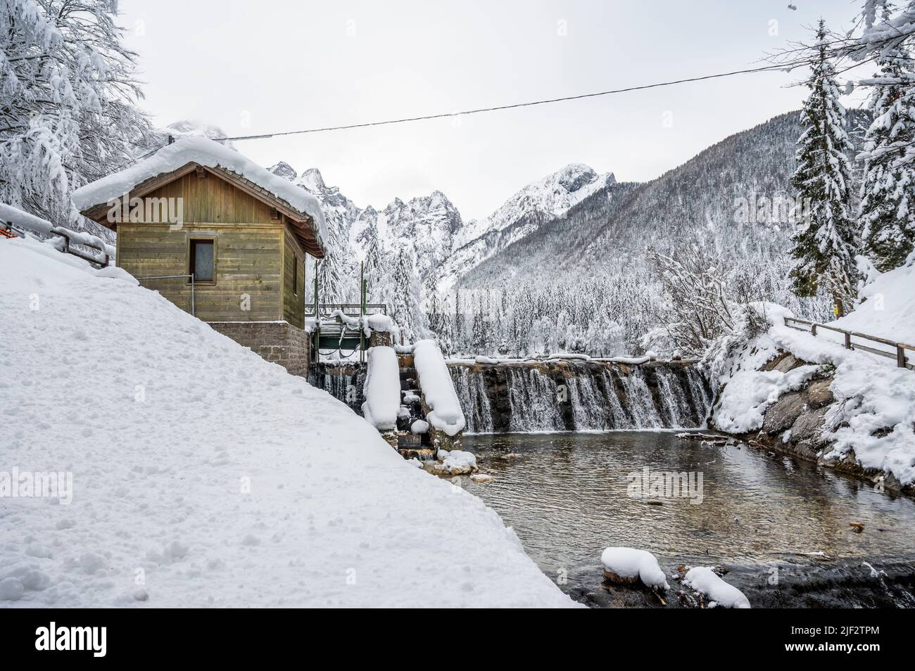 Inverno neve a Fusine. Magia del lago inferiore. Foto Stock