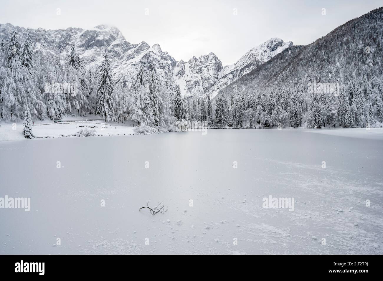 Inverno neve a Fusine. Magia del lago inferiore. Foto Stock
