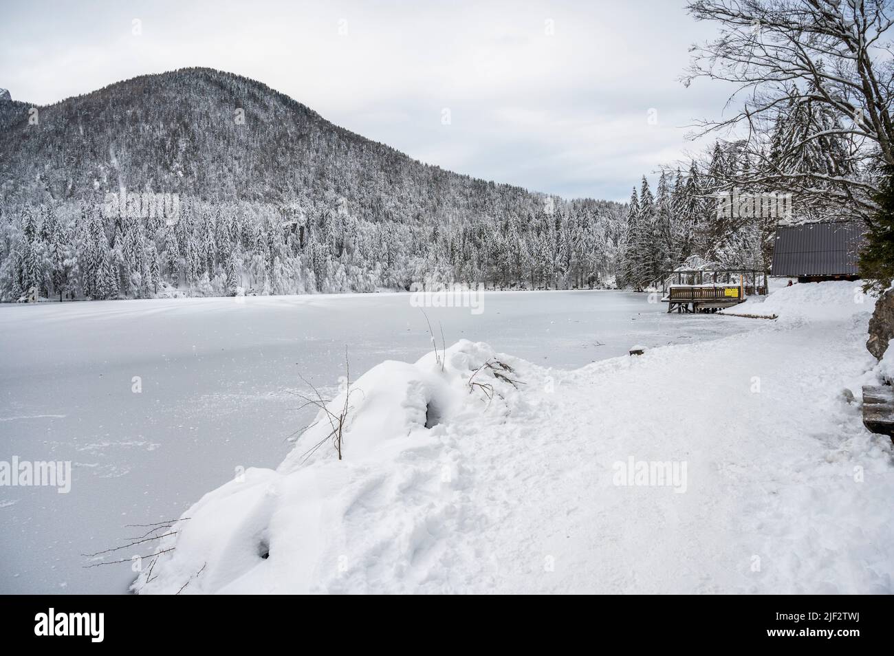 Inverno neve a Fusine. Magia del lago inferiore. Foto Stock