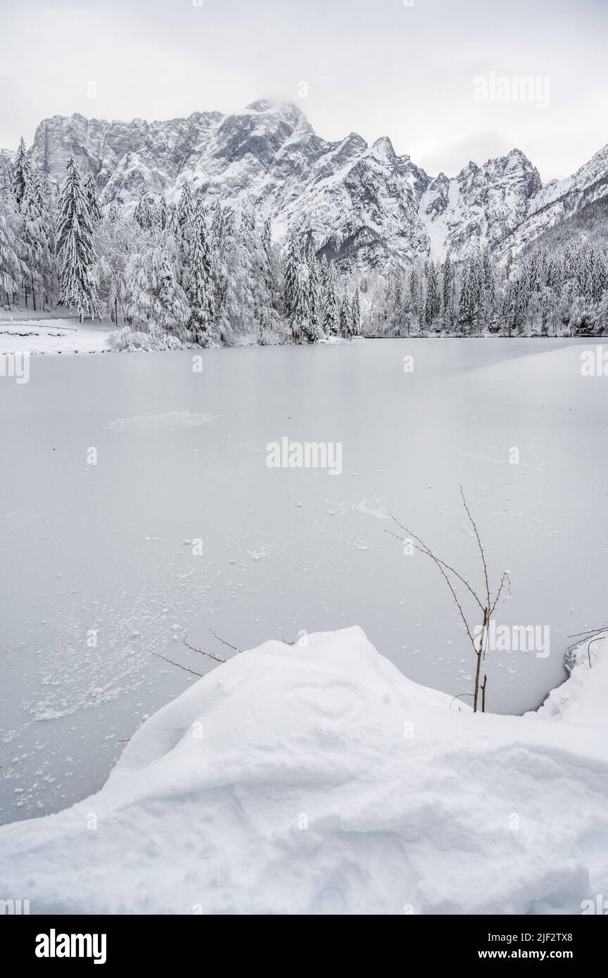 Inverno neve a Fusine. Magia del lago inferiore. Foto Stock