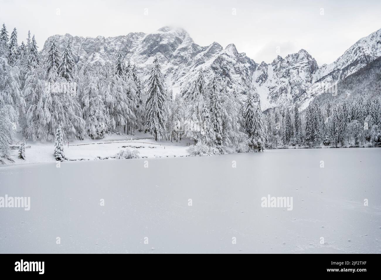 Inverno neve a Fusine. Magia del lago inferiore. Foto Stock