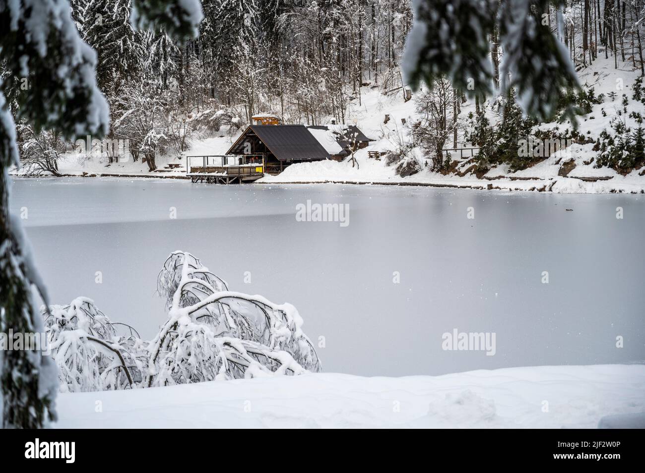 Inverno neve a Fusine. Magia del lago inferiore. Foto Stock