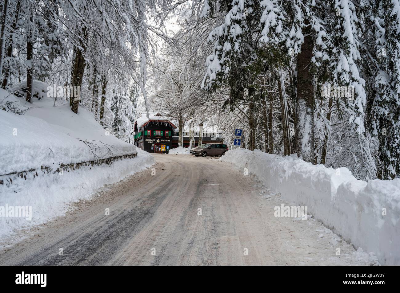 Inverno neve a Fusine. Magia del lago inferiore. Foto Stock