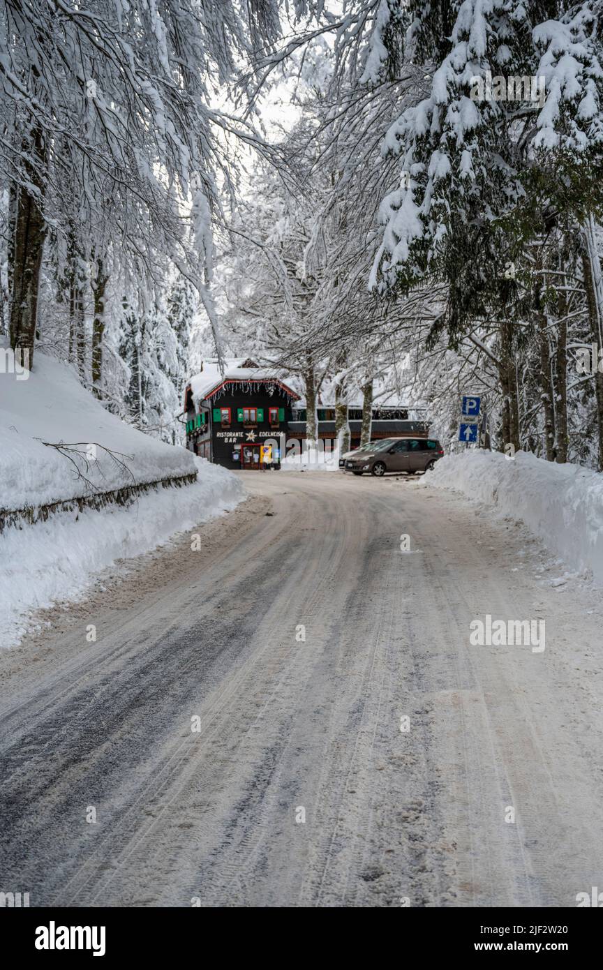Inverno neve a Fusine. Magia del lago inferiore. Foto Stock