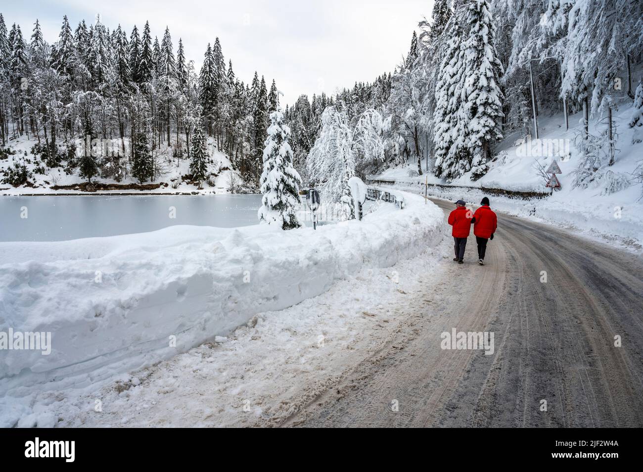 Inverno neve a Fusine. Magia del lago inferiore. Foto Stock