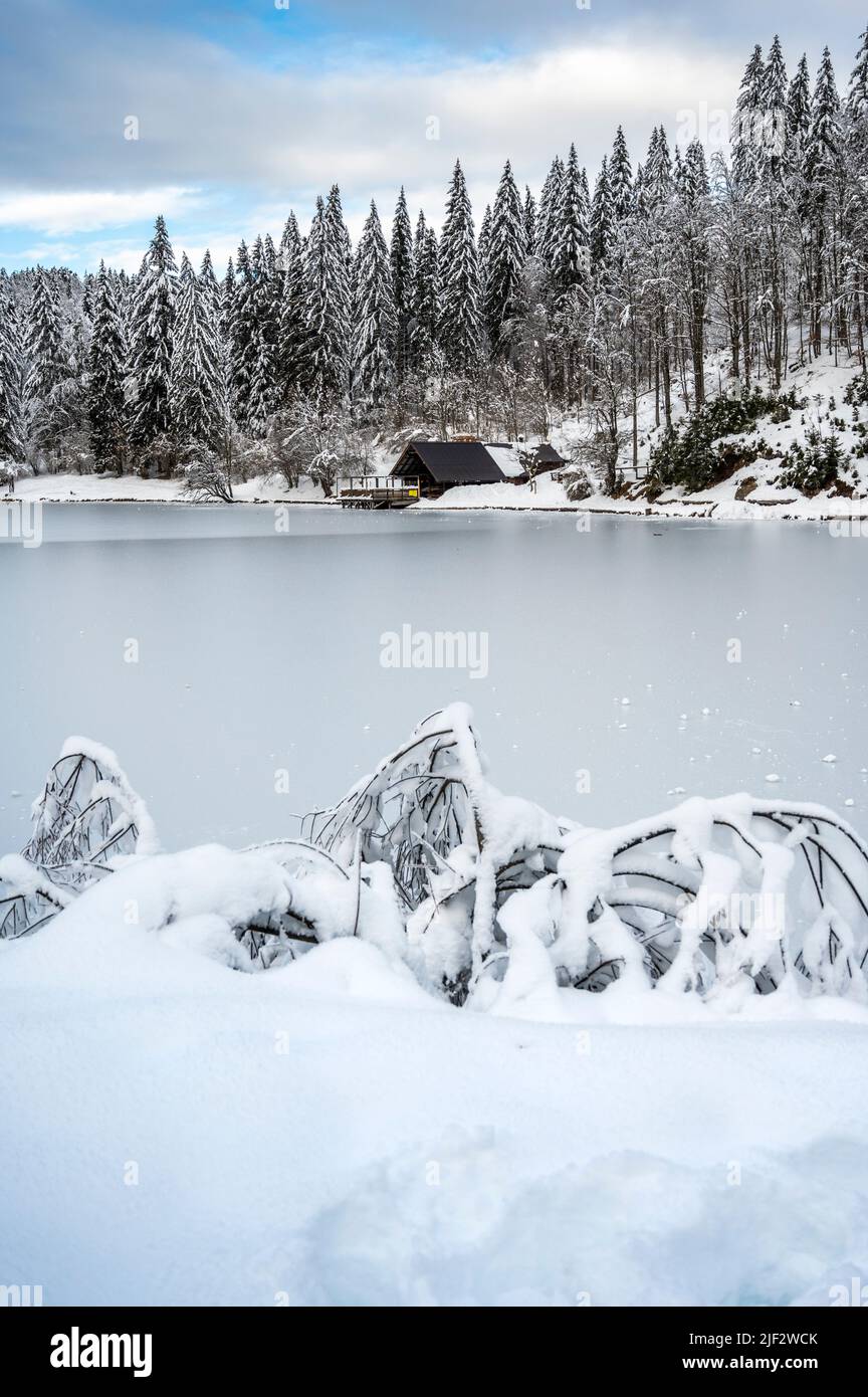 Inverno neve a Fusine. Magia del lago inferiore. Foto Stock