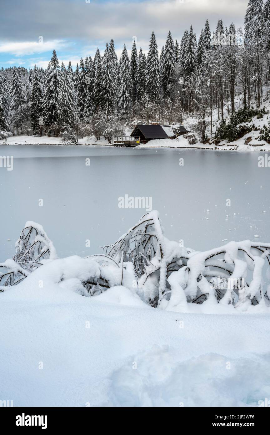 Inverno neve a Fusine. Magia del lago inferiore. Foto Stock