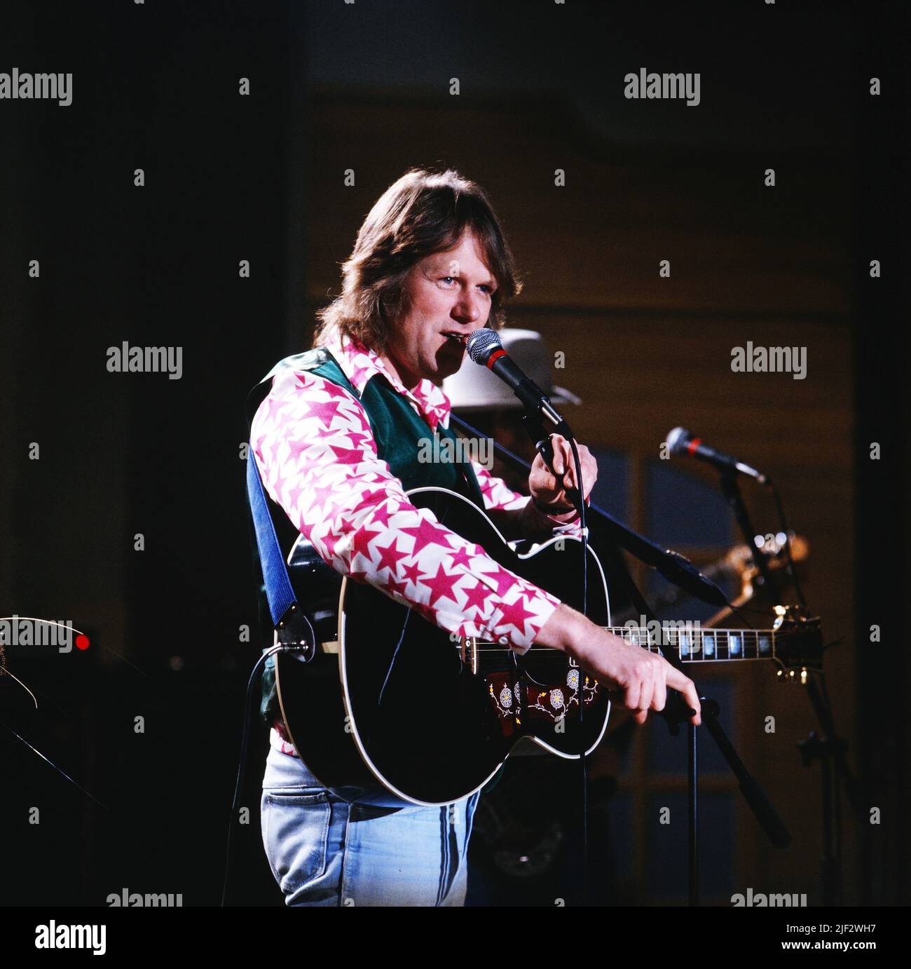 Country Musik mit Gunter Gabriel, Fernsehshow vom Bayerischen Rundfunk, im Bild: Gunter Gabriel, deutscher Countrymusik Sänger, Deutschland, 1981. Country Musik mit Gunter Gabriel, spettacolo televisivo di Bayerischer Rundfunk, nella foto: Gunter Gabriel, cantante di musica country tedesca, Germania, 1981. Foto Stock