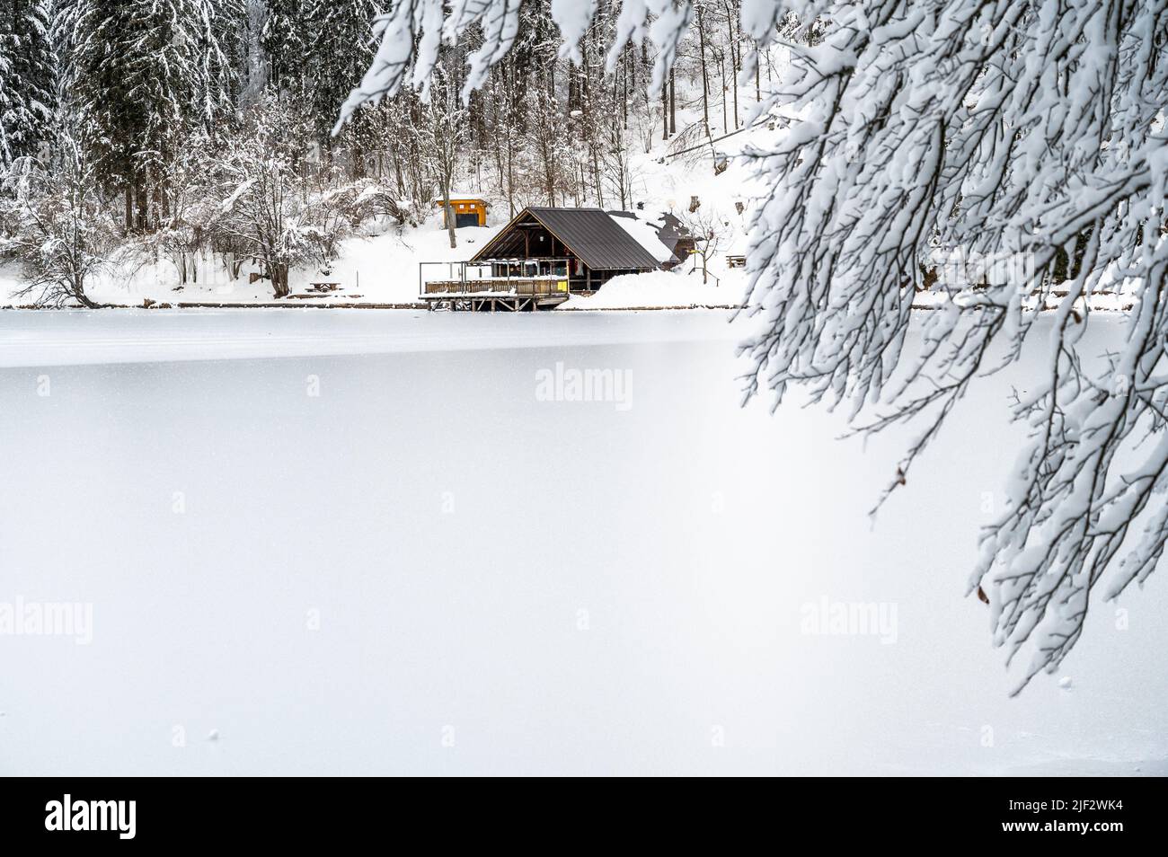 Inverno neve a Fusine. Magia del lago inferiore. Foto Stock
