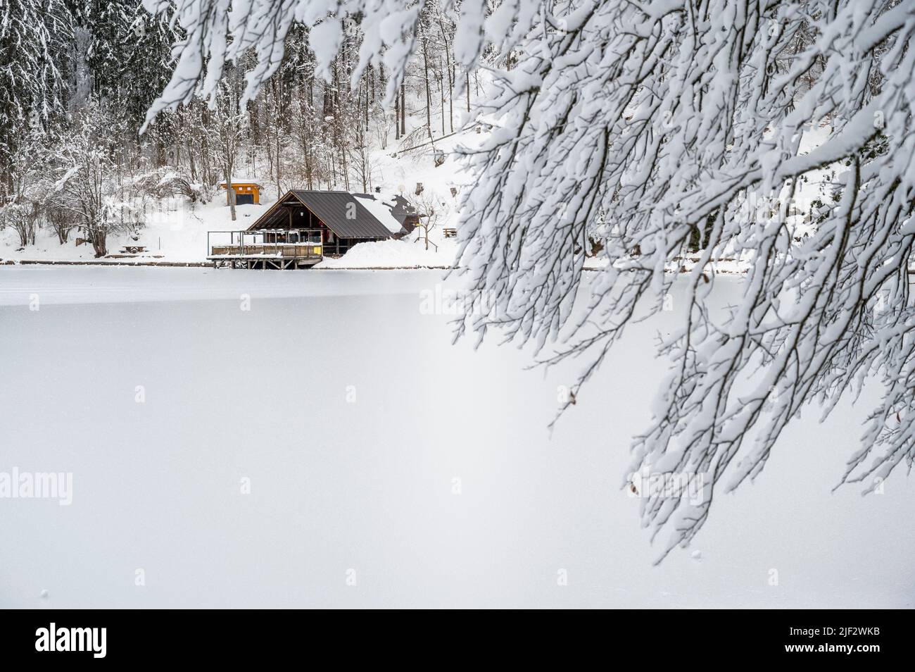 Inverno neve a Fusine. Magia del lago inferiore. Foto Stock