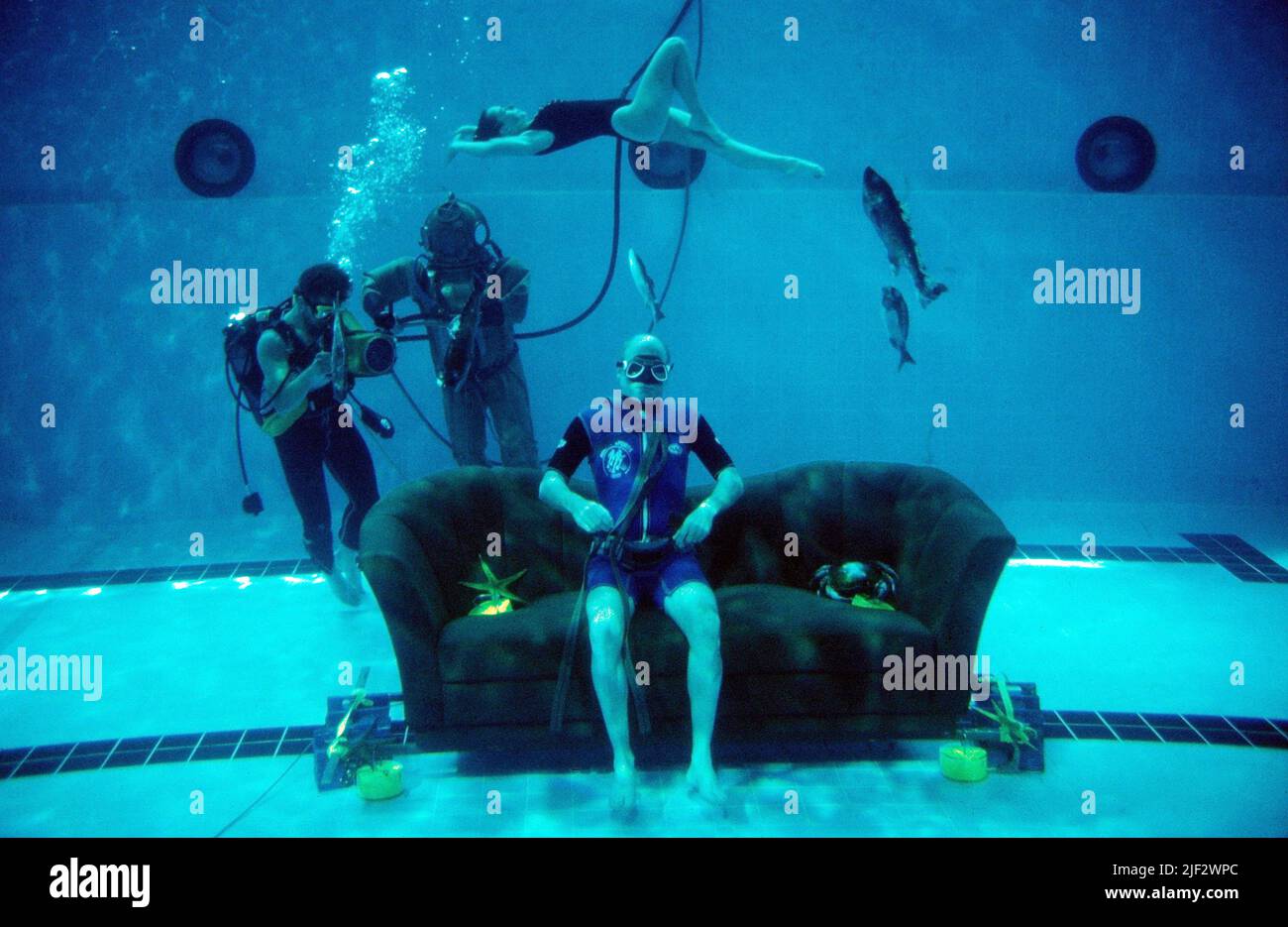 Die Rote Couch, ZDF Unterhaltungssagazin über Lebensarten und Gefühle, im Mittelpunkt ist eine rote Couch, Deutschland, 1991, im Bild: Michael Bader auf der roten Couch unter Wasser, er ist Rekorthalterer unter Wasser mit 6,40 Minuten ohne Sauerstoffgerät, steht im Guinness de Rekorht. Rote Couch, rivista di intrattenimento TV su stili di vita e sentimenti, centrata su un divano rosso, Germania, 1991, nella foto: Michael Bader sul divano rosso sotto l'acqua, è titolare di record sotto l'acqua con 6,40 minuti senza l'ossigeno attrezzature, è nel Guinness del libro dei primati. Foto Stock