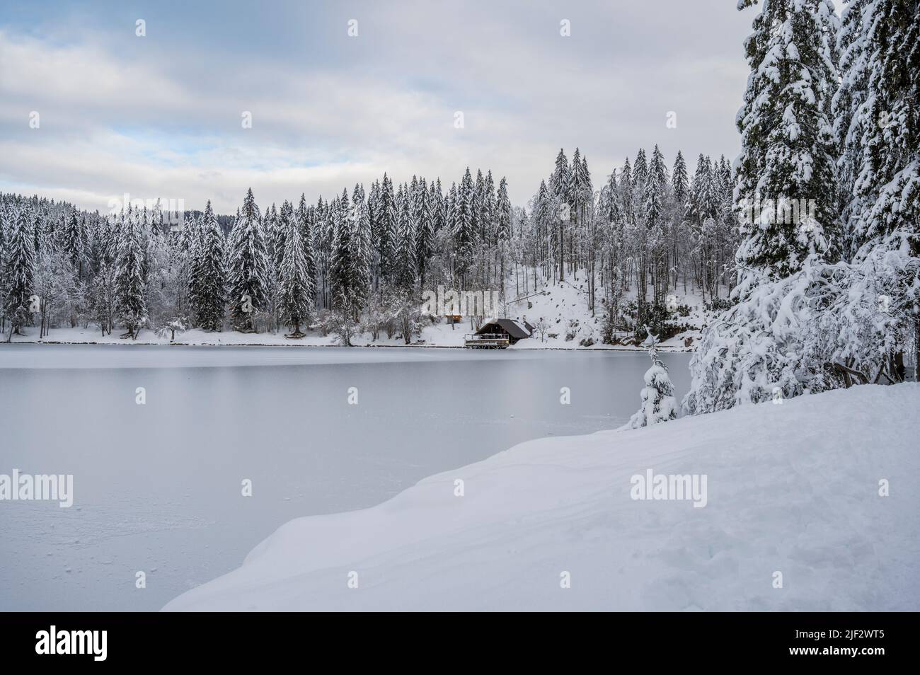 Inverno neve a Fusine. Magia del lago inferiore. Foto Stock