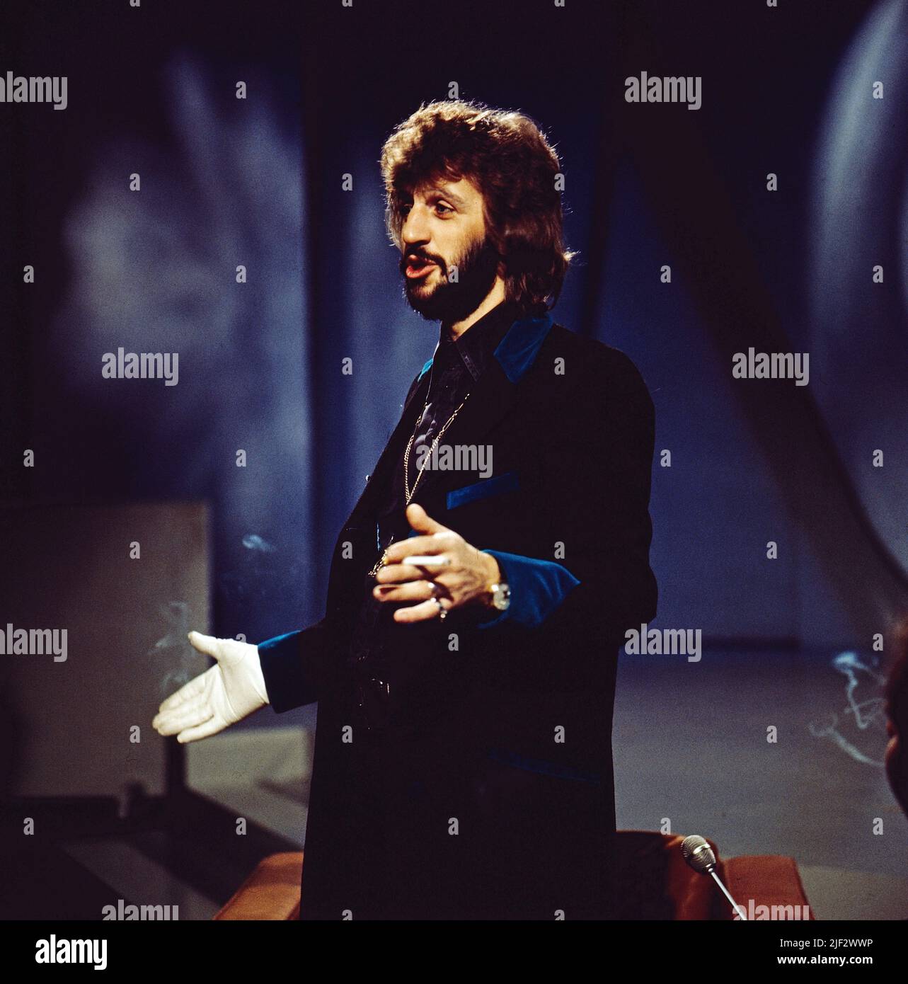 Ringo Starr, eigentlich Richard Starkey, britischer Musiker, berühmter Schlagzeuger der Band The Beatles, hier in einer TV-Sendung, circa 1971. Ringo Starr, vero nome Richard Starkey, musicista britannico, famoso batterista della band The Beatles, qui in un programma televisivo, circa 1971. Foto Stock