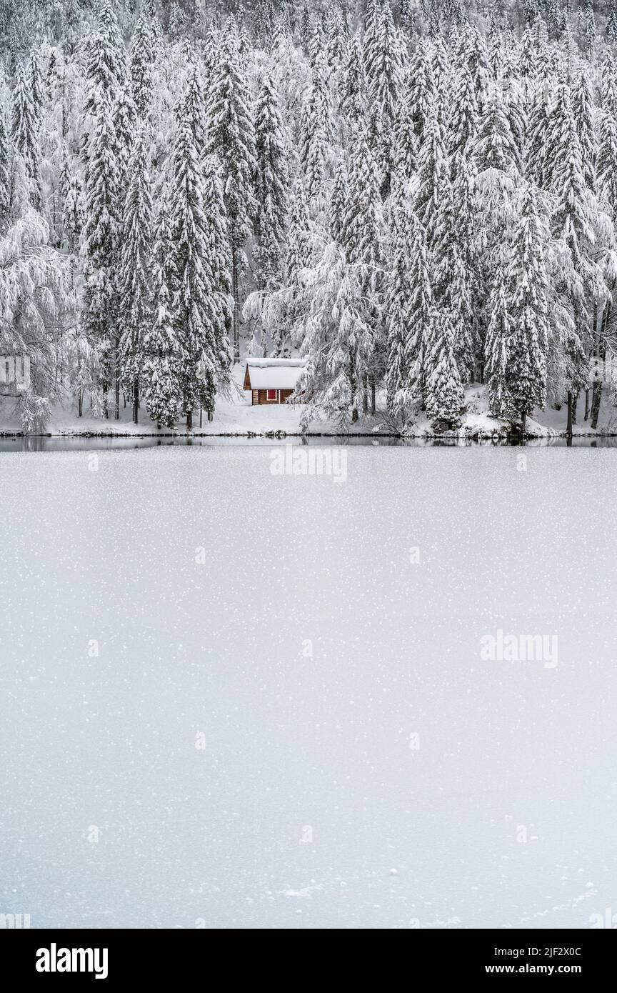Inverno neve a Fusine. Magia del lago inferiore. Foto Stock