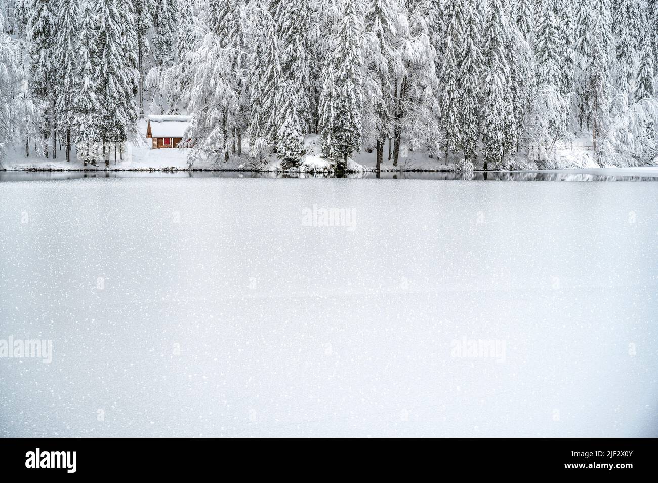 Inverno neve a Fusine. Magia del lago inferiore. Foto Stock