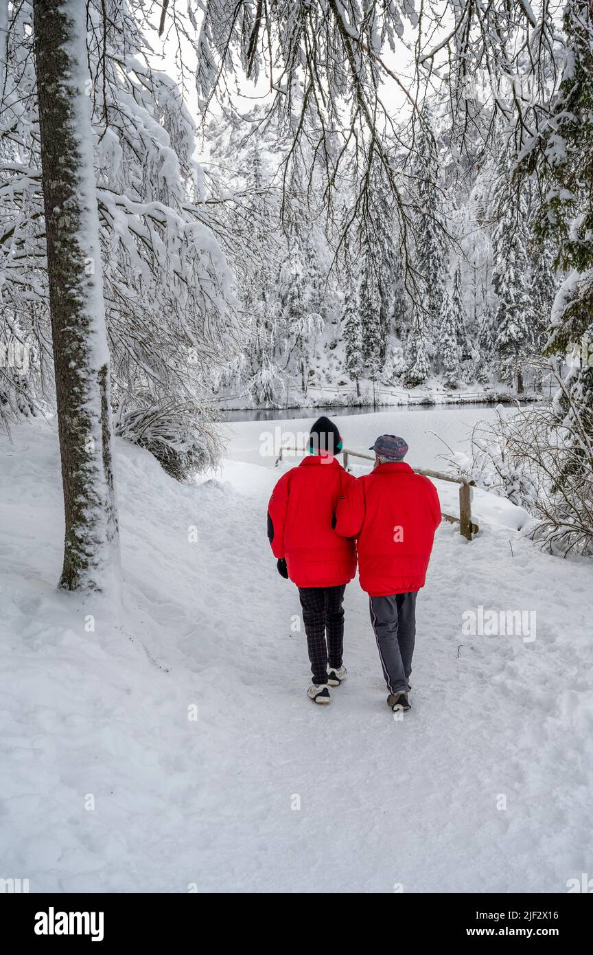 Inverno neve a Fusine. Magia del lago inferiore. Foto Stock
