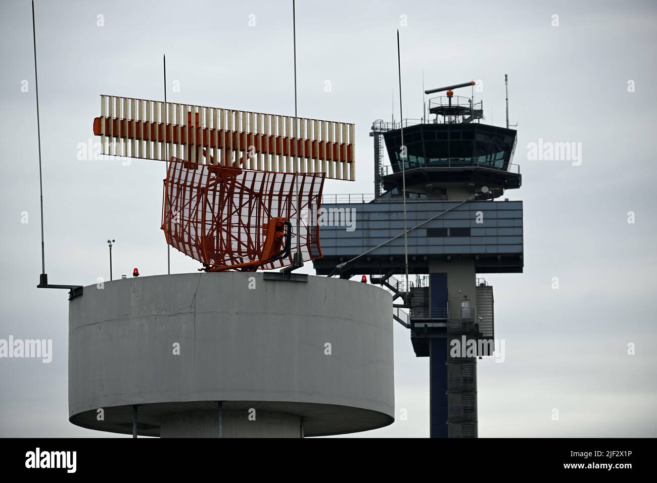 Duesseldorf, Germania. 29th giugno 2022. Un radar ruota di fronte alla torre del controllo del traffico aereo tedesco. Problemi tecnici al controllo del traffico aereo tedesco temporaneamente limitato traffico aereo su grandi parti della Germania all'inizio di mercoledì mattina. Credit: Federico Gambarini/dpa/Alamy Live News Foto Stock