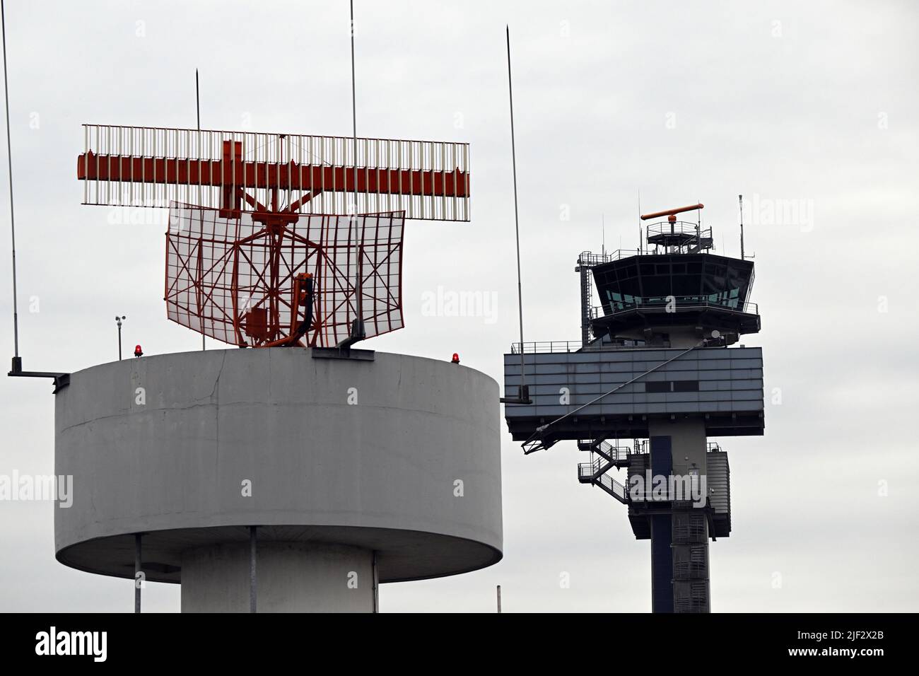 Duesseldorf, Germania. 29th giugno 2022. Un radar ruota di fronte alla torre del controllo del traffico aereo tedesco. Problemi tecnici al controllo del traffico aereo tedesco temporaneamente limitato traffico aereo su grandi parti della Germania all'inizio di mercoledì mattina. Credit: Federico Gambarini/dpa/Alamy Live News Foto Stock