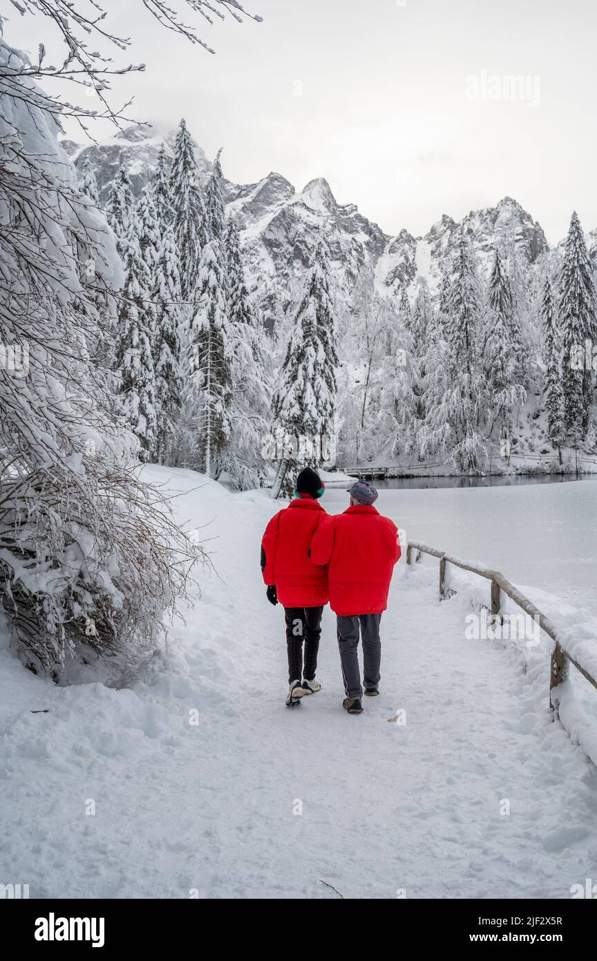 Inverno neve a Fusine. Magia del lago inferiore. Foto Stock