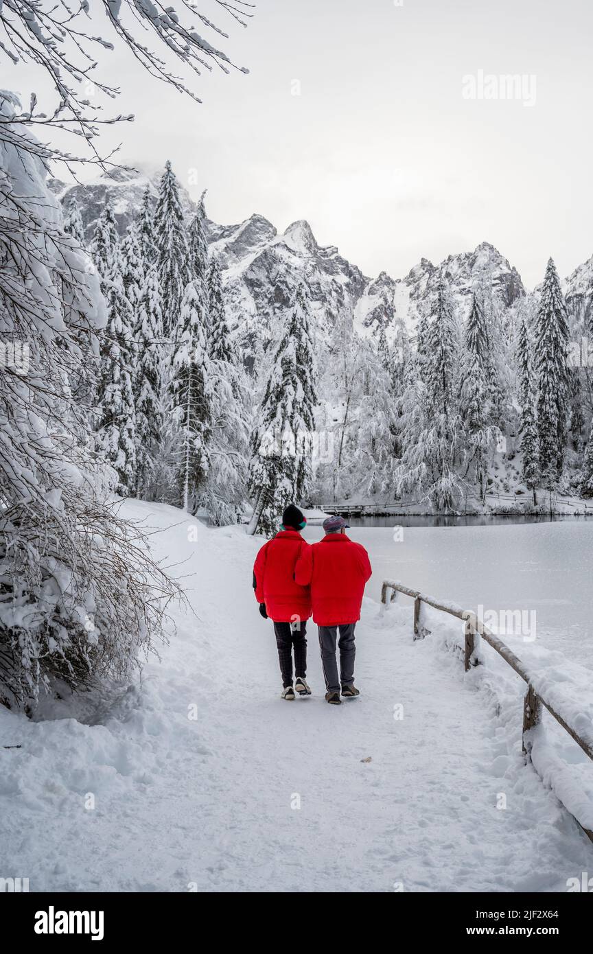 Inverno neve a Fusine. Magia del lago inferiore. Foto Stock