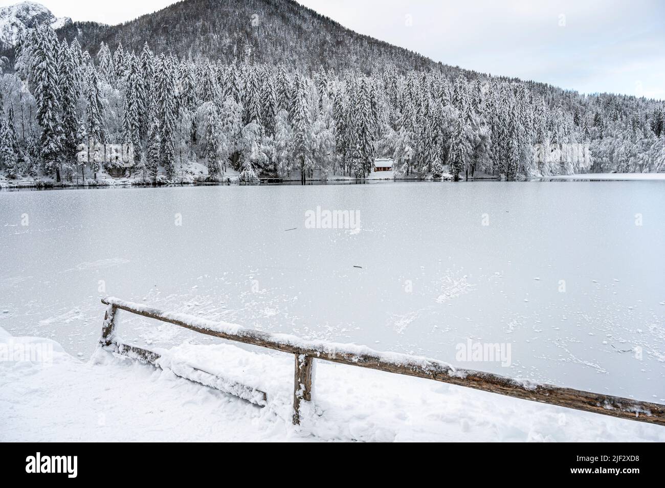 Inverno neve a Fusine. Magia del lago inferiore. Foto Stock